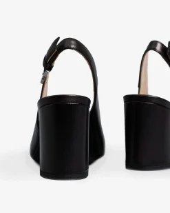 Chanel a Punta in Pelle Nera
