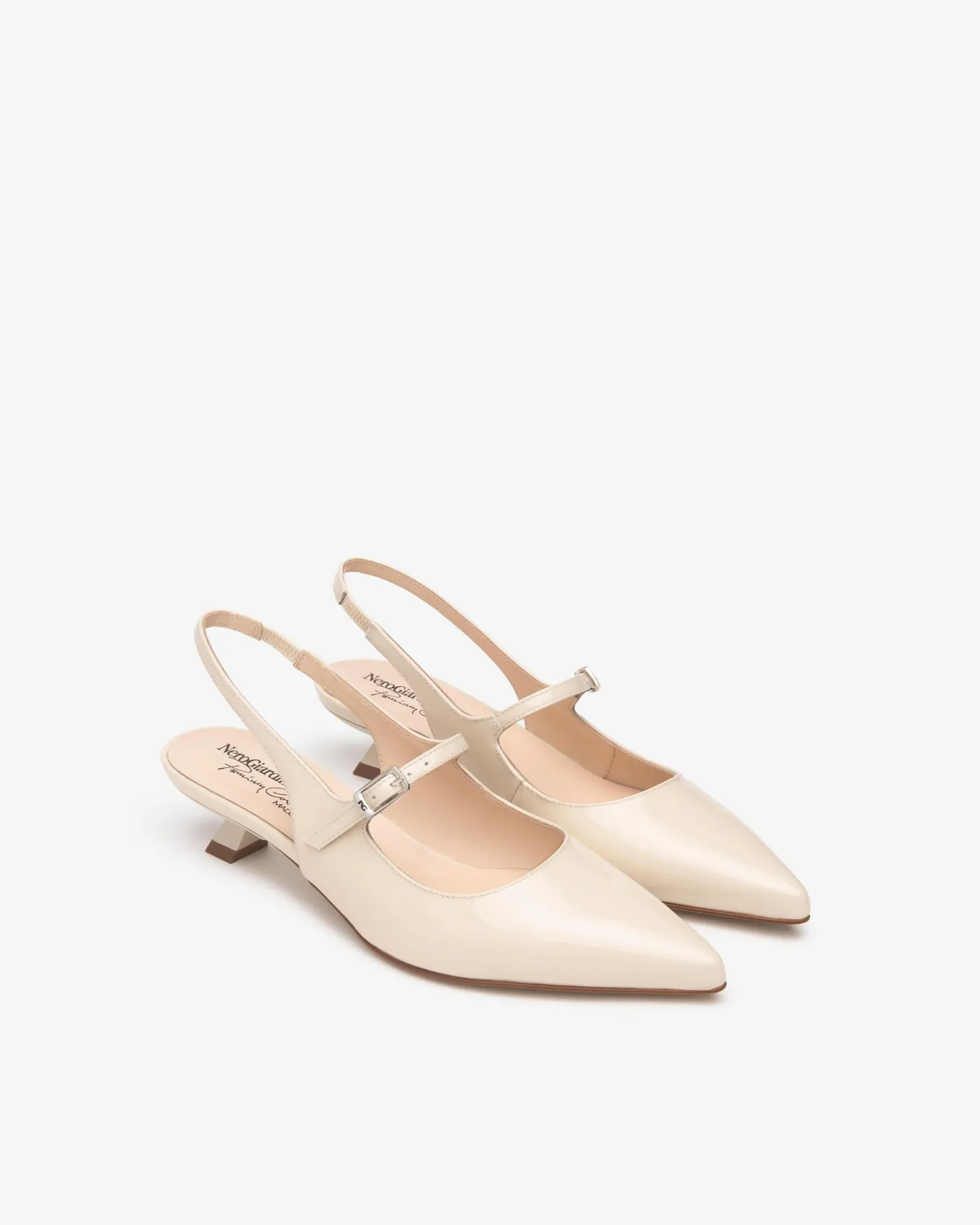 Chanel a Punta in Vernice Latte Tacco Rocchetto