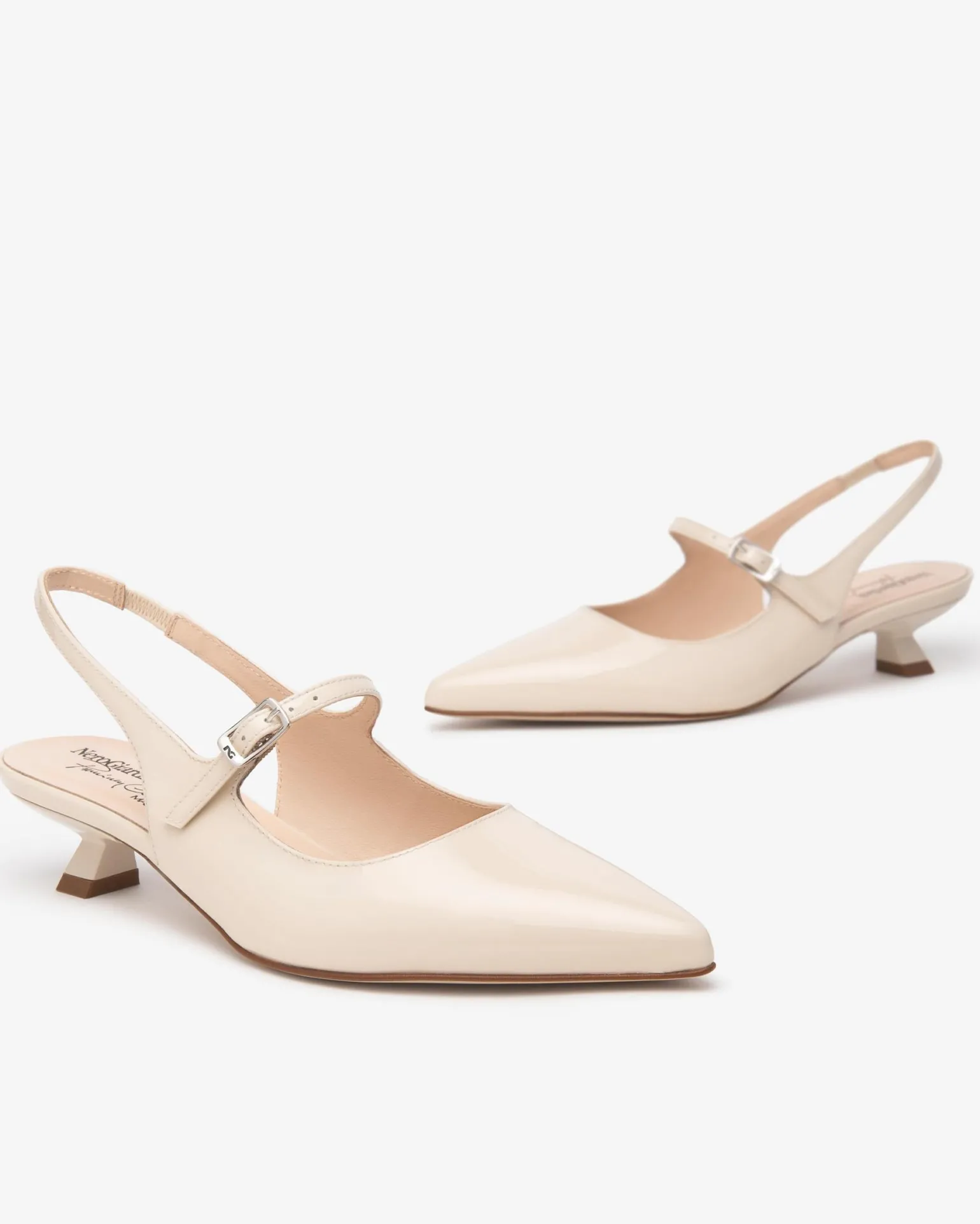 Chanel a Punta in Vernice Latte Tacco Rocchetto