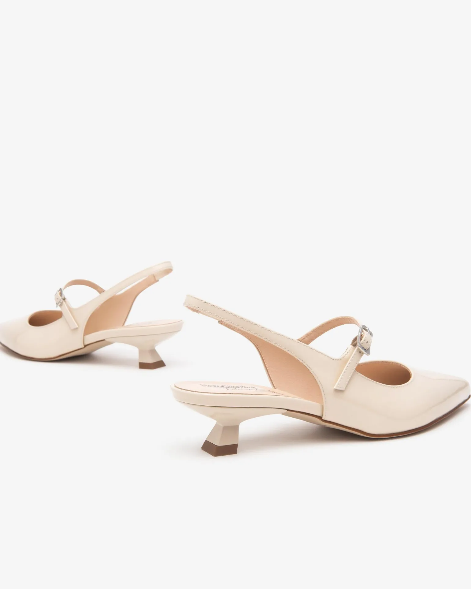 Chanel a Punta in Vernice Latte Tacco Rocchetto