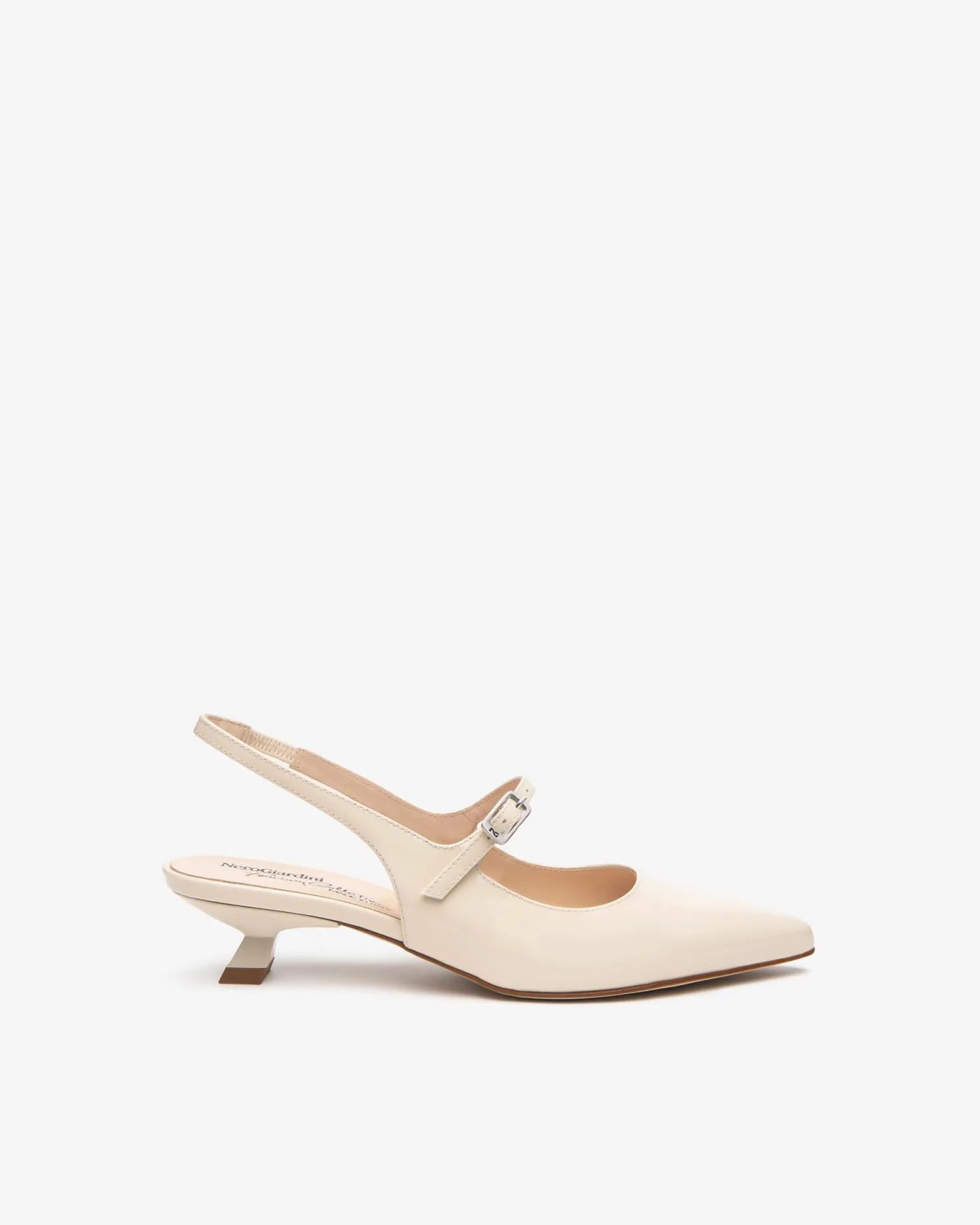 Chanel a Punta in Vernice Latte Tacco Rocchetto