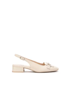 Chanel Tacco Basso in Vernice Latte con Fibbia